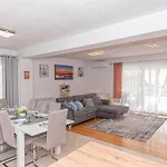 Maria With Outdoor Pool - Five Bedroom With Outdoor Pool Vila *