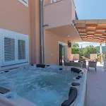 Vila Maria With Outdoor Pool - Five Bedroom With Outdoor Pool Drnis