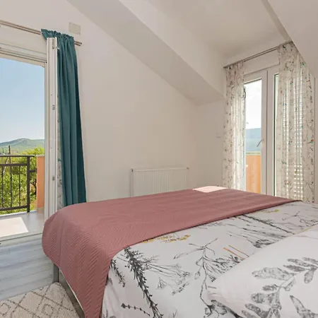 Maria With Outdoor Pool - Five Bedroom With Outdoor Pool