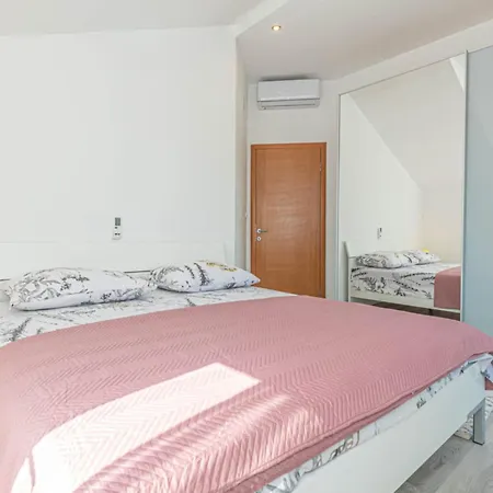 Maria With Outdoor Pool - Five Bedroom With Outdoor Pool Vila Otavice