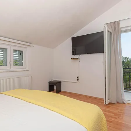 Maria With Outdoor Pool - Five Bedroom With Outdoor Pool וילה Drniš