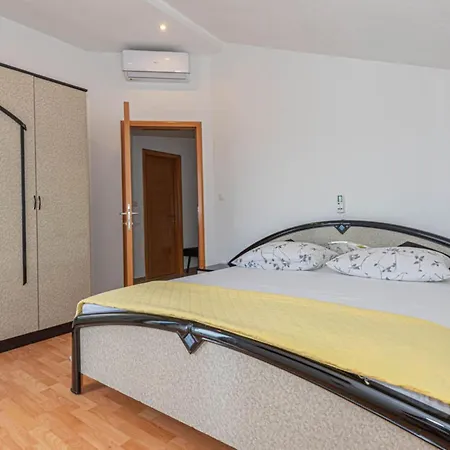 Maria With Outdoor Pool - Five Bedroom With Outdoor Pool וילה