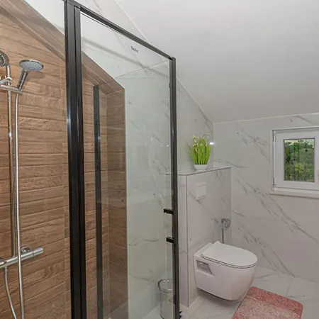 Maria With Outdoor Pool - Five Bedroom With Outdoor Pool