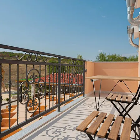 Maria With Outdoor Pool - Five Bedroom With Outdoor Pool * Otavice