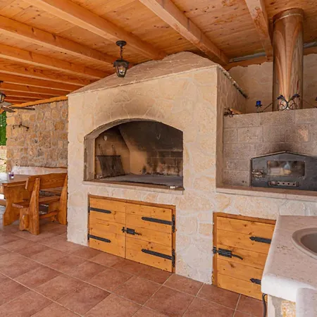 Maria With Outdoor Pool - Five Bedroom With Outdoor Pool Otavice