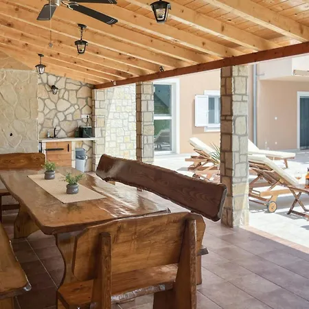 Maria With Outdoor Pool - Five Bedroom With Outdoor Pool וילה