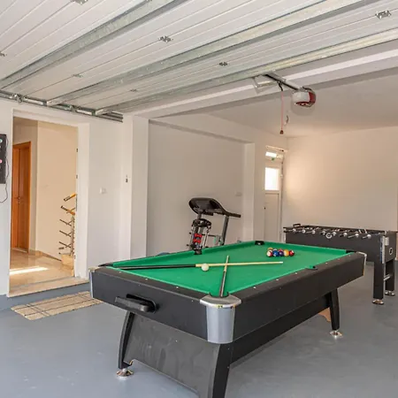 Maria With Outdoor Pool - Five Bedroom With Outdoor Pool וילה *