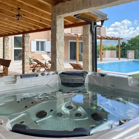 Maria With Outdoor Pool - Five Bedroom With Outdoor Pool וילה