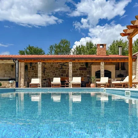 Maria With Outdoor Pool - Five Bedroom With Outdoor Pool