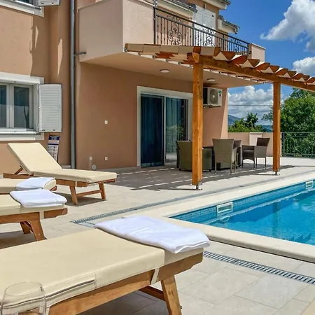 Maria With Outdoor Pool - Five Bedroom With Outdoor Pool Vila Otavice