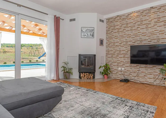 Villa Maria With Outdoor Pool - Five Bedroom With Outdoor Pool *