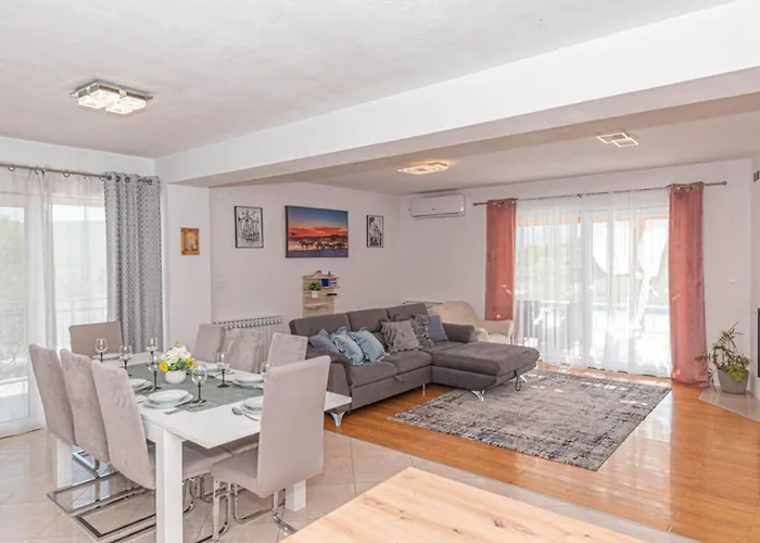 Maria With Outdoor Pool - Five Bedroom With Outdoor Pool Villa *