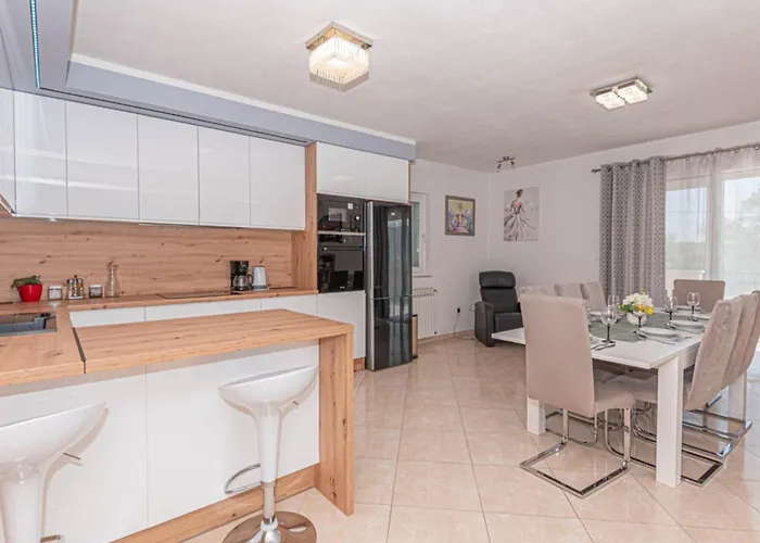 Villa Maria With Outdoor Pool - Five Bedroom With Outdoor Pool *