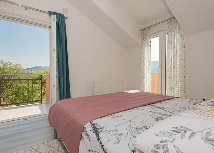 Maria With Outdoor Pool - Five Bedroom With Outdoor Pool