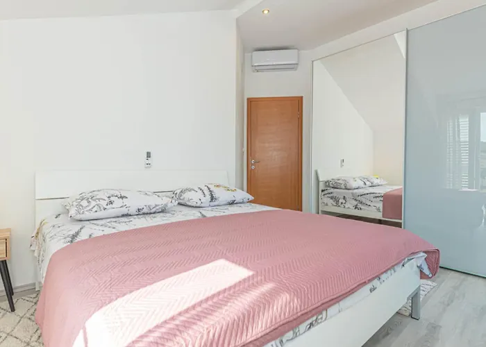 Maria With Outdoor Pool - Five Bedroom With Outdoor Pool Villa Drniš