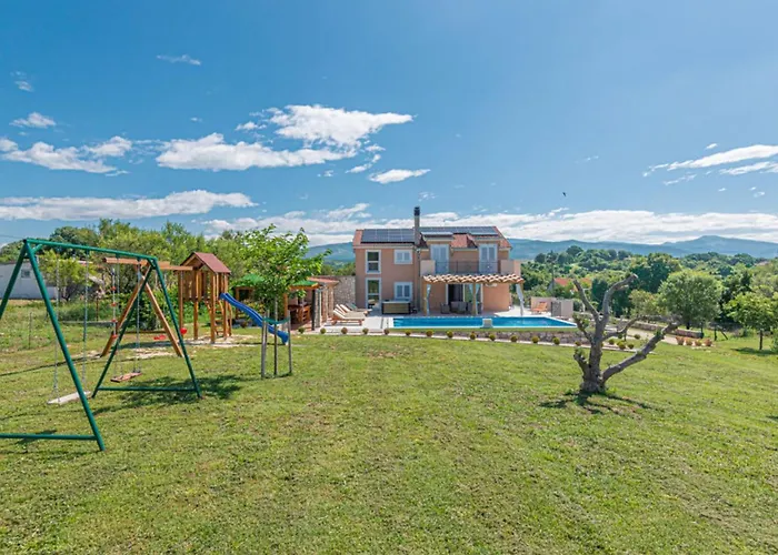 Maria With Outdoor Pool - Five Bedroom With Outdoor Pool Drniš