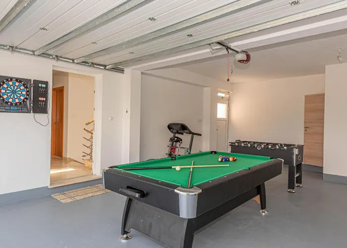 Maria With Outdoor Pool - Five Bedroom With Outdoor Pool Villa *