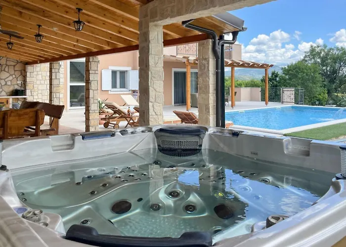 Maria With Outdoor Pool - Five Bedroom With Outdoor Pool Villa
