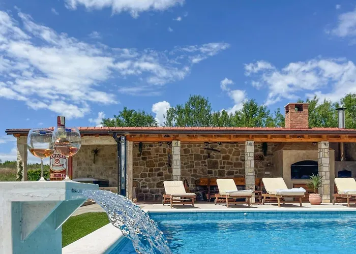 Maria With Outdoor Pool - Five Bedroom With Outdoor Pool Villa *
