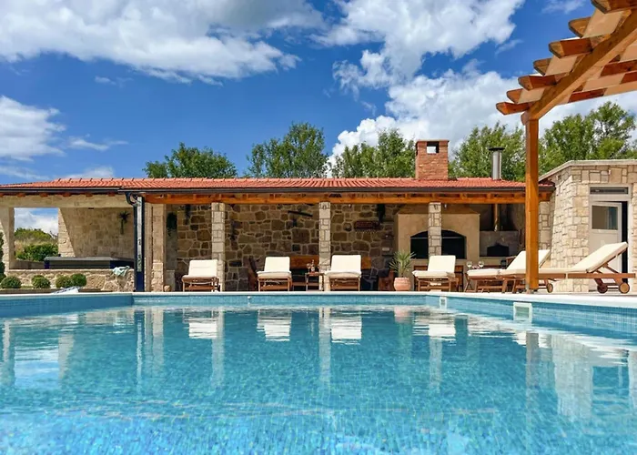 Maria With Outdoor Pool - Five Bedroom With Outdoor Pool