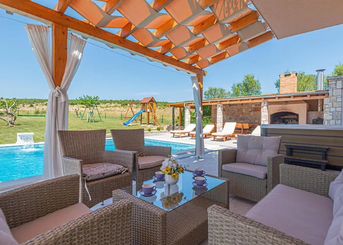 Maria With Outdoor Pool - Five Bedroom With Outdoor Pool * Drniš