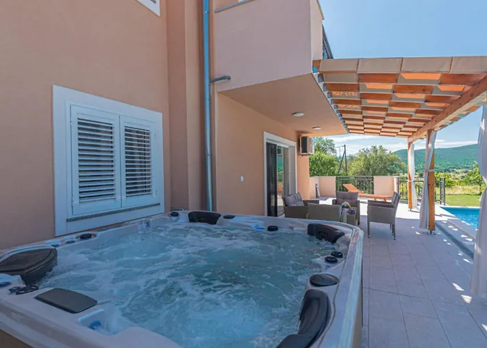 Villa Maria With Outdoor Pool - Five Bedroom With Outdoor Pool Drniš