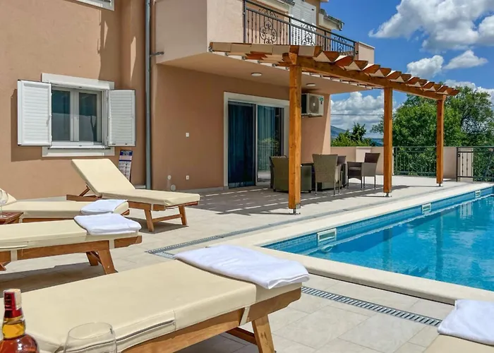 Maria With Outdoor Pool - Five Bedroom With Outdoor Pool Villa Drniš